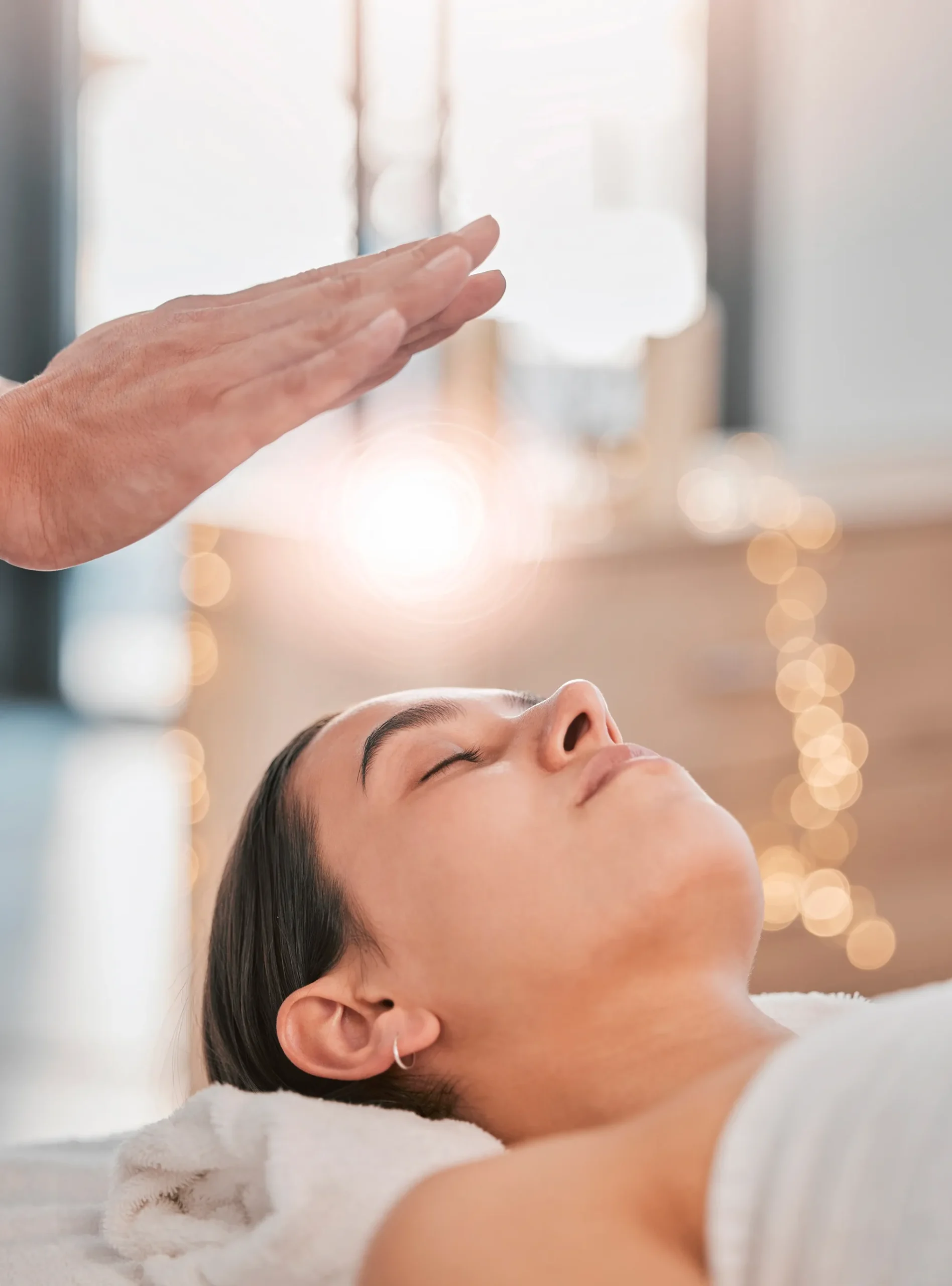 Kundin genießt sanfte Massage bei entspannter Atmosphäre
